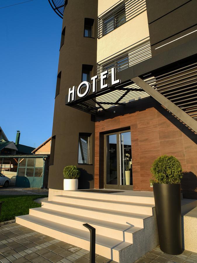 Hotel Ideo Lux Ni Exterior foto